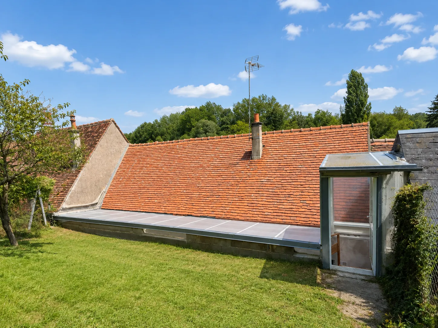 Toiture en tuiles traditionnelles de Touraine rénovée à Amboise (37)