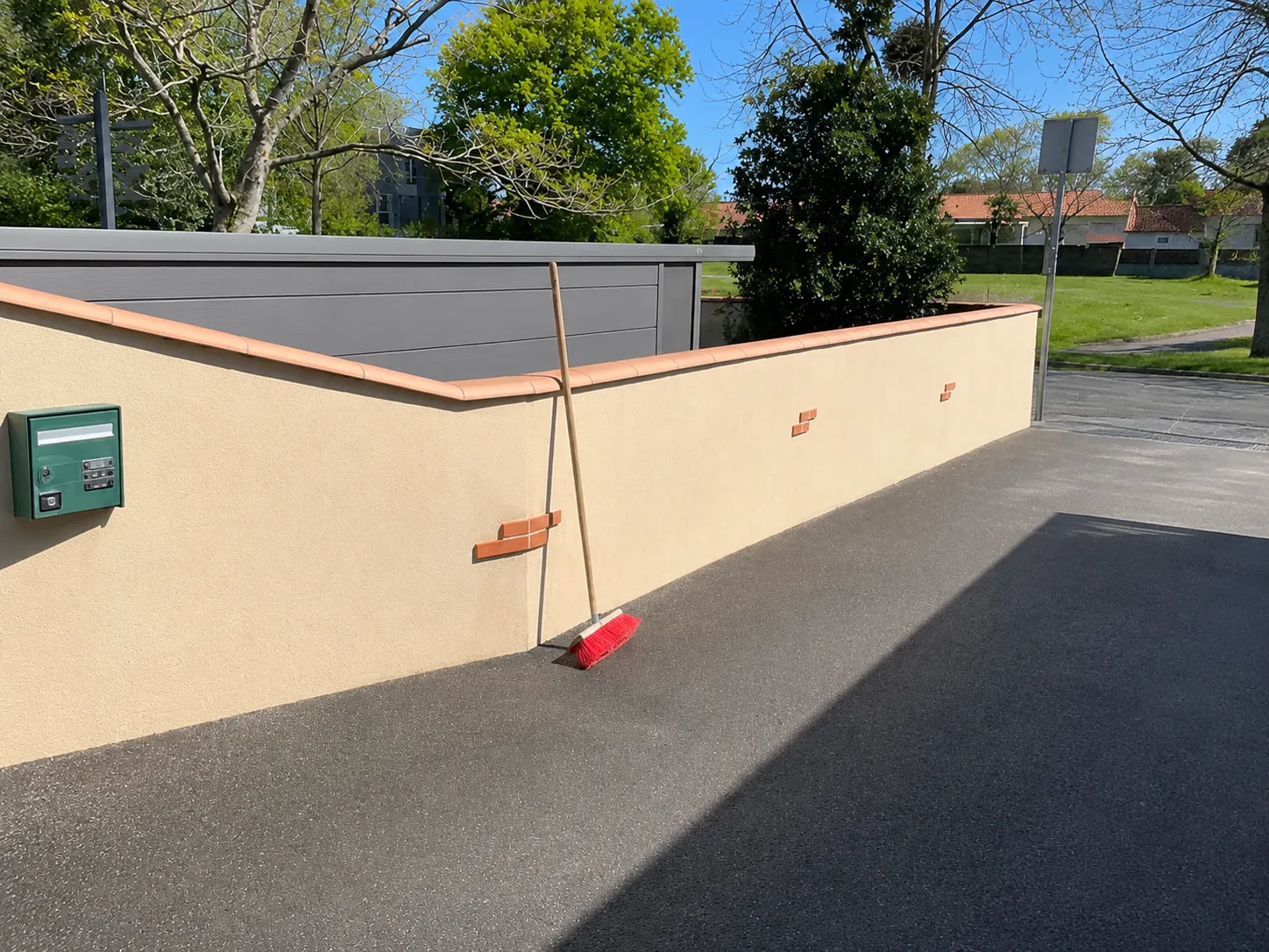 Nettoyage haute pression d'un mur d'enceinte près de Tours (37)
