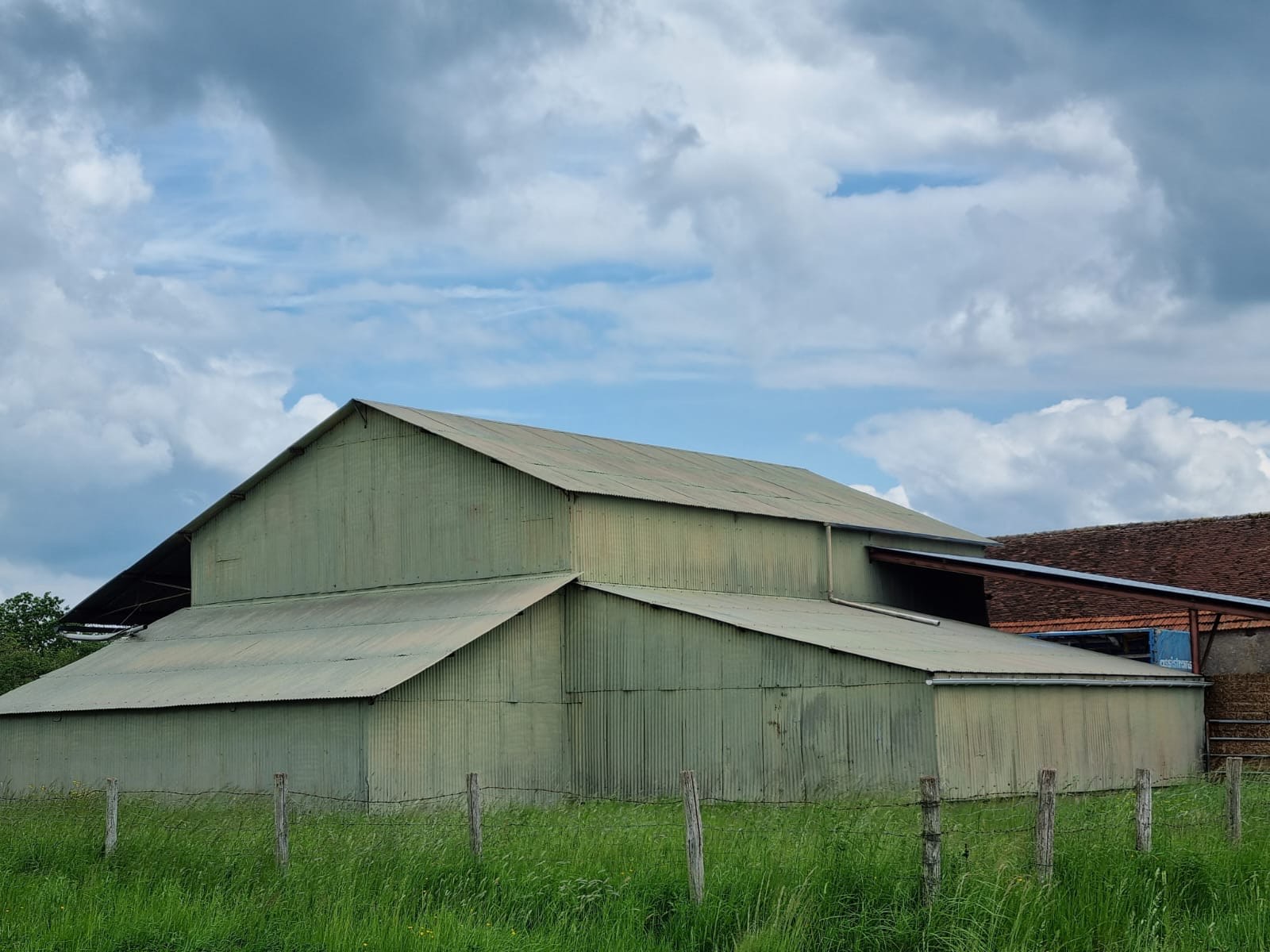 Hangar agricole avant nettoyage en Indre-et-Loire (37)