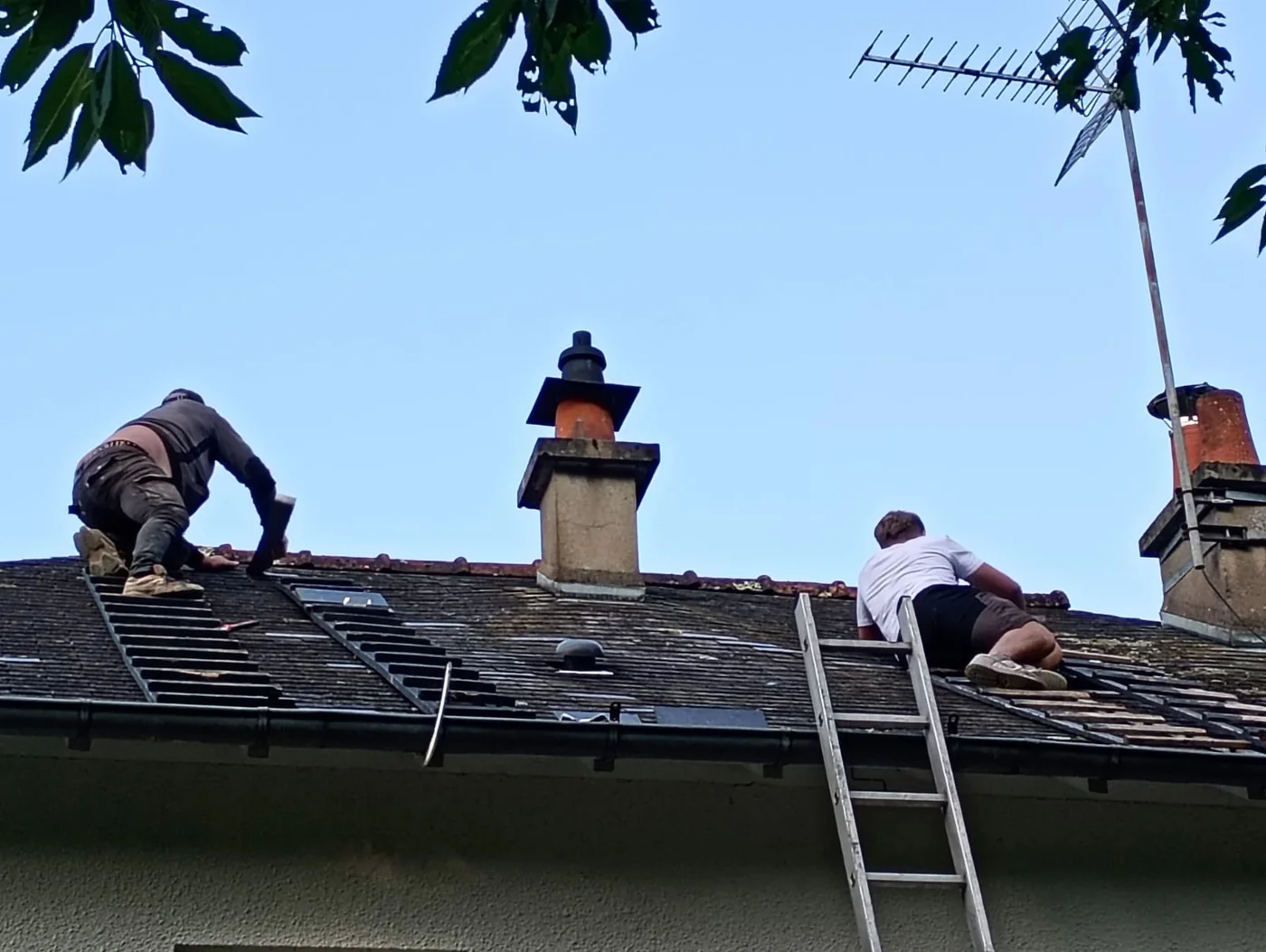 Chantier de remplacement d'ardoises à Amboise par Artisan Rénov Toiture 37